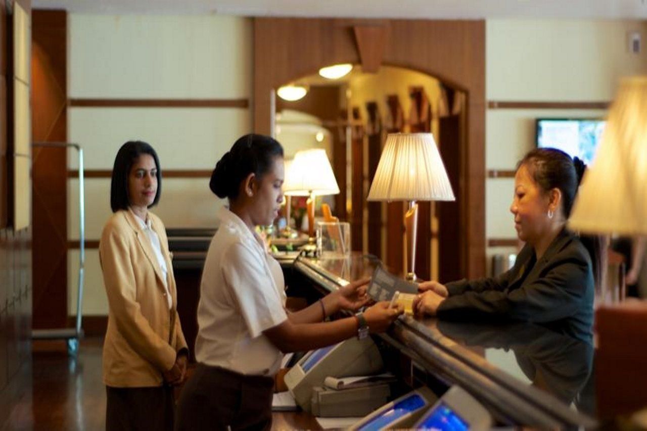 Hotel Ascott Gurney Penang George Town Zewnętrze zdjęcie A hotel receptionist at work